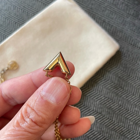 Auth LOUIS VUITTON Essential V Necklace Gold Metal M61083 - Picture 9 of 16